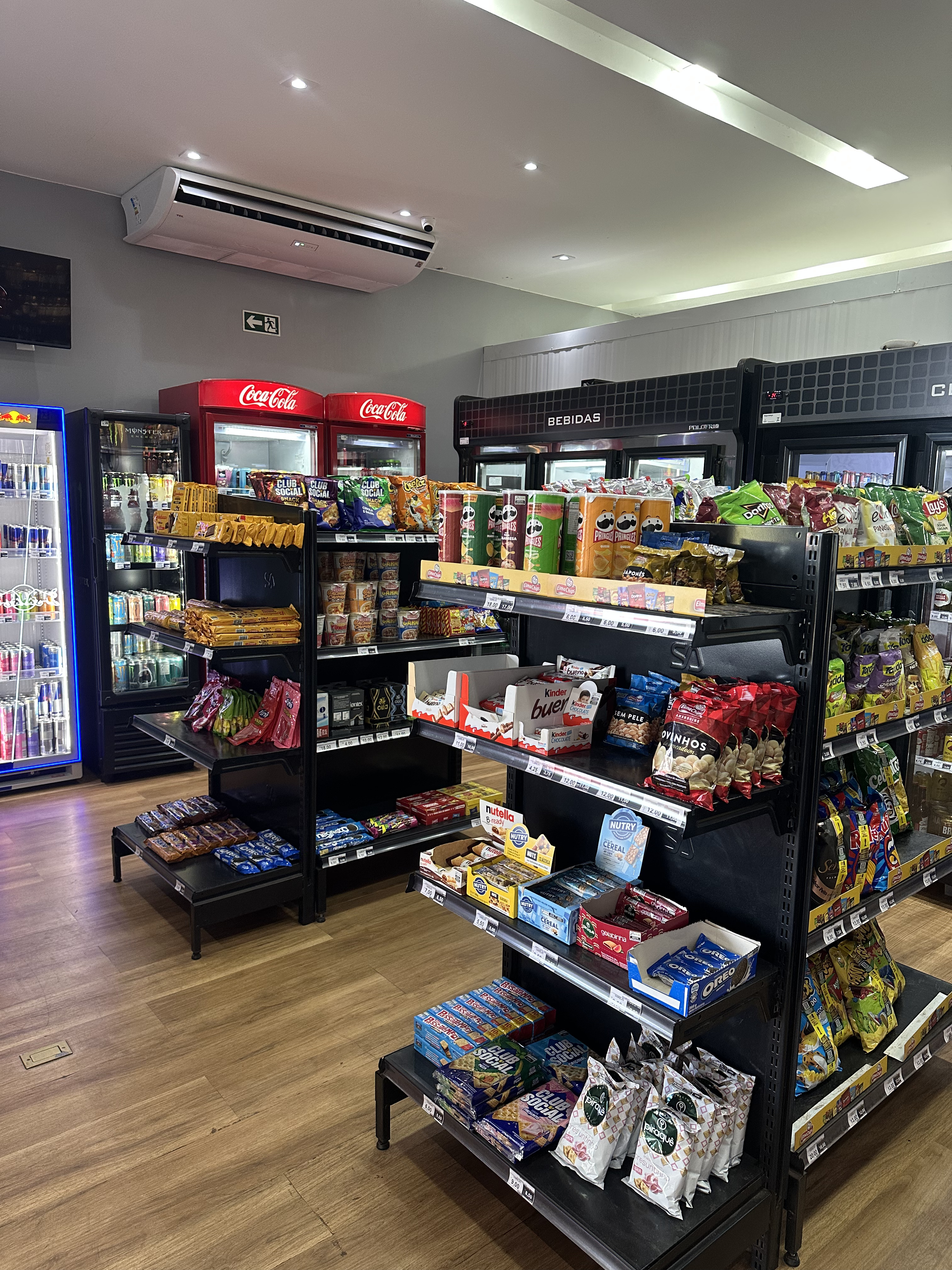 Interior da loja LRV Shop Express